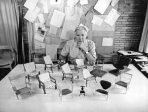 Hans Wegner devant les miniatures des chaises qu'il a dessiné - Courtesy PP Mobler.