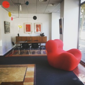 Donna de Gaetano Pesce - Salle à manger d'Alain Richard - Chaises de Charles et Ray Eames - Mobile et lampe de Guillaume Guinet